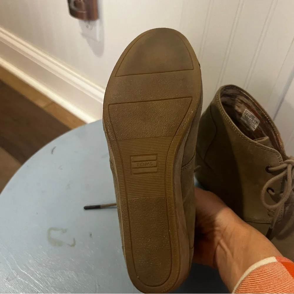 Toms Tan Desert Suede Ankle Wedge Lace up Booties size 9
